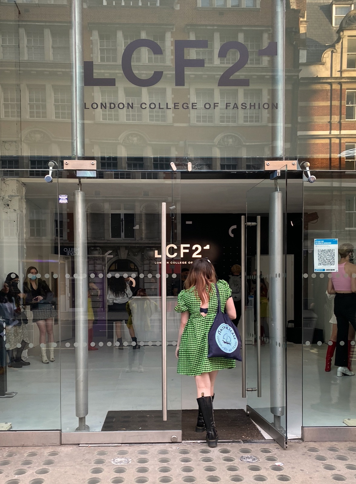 02 entrance01
